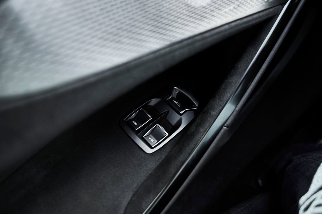 Used 2024 McLaren Artura RWD image 32