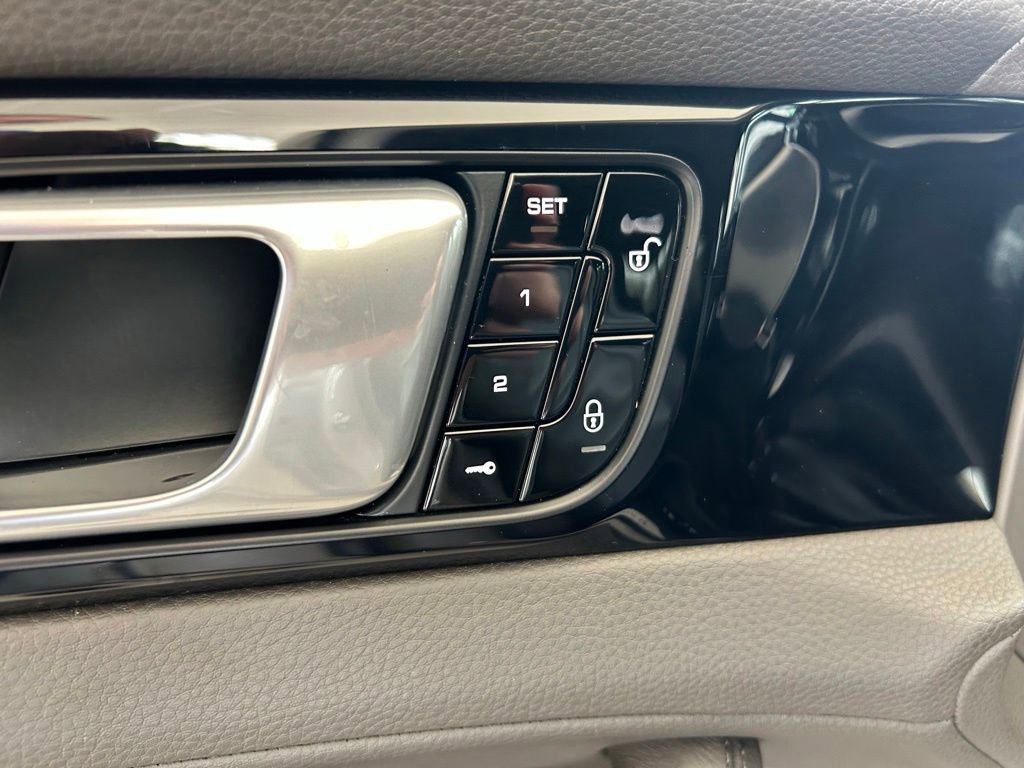 Used 2018 Porsche Panamera 4 AWD/4WD image 41