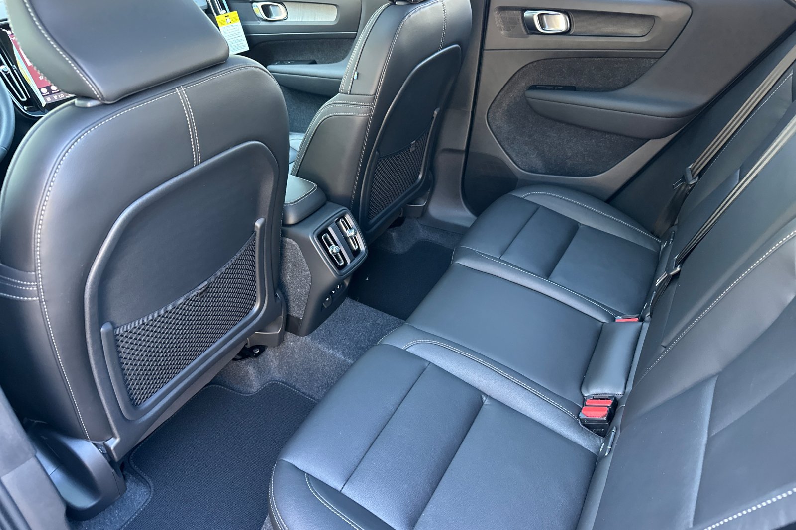 New 2026 Volvo XC40 B5 Core w/ Climate Package AWD/4WD image 9