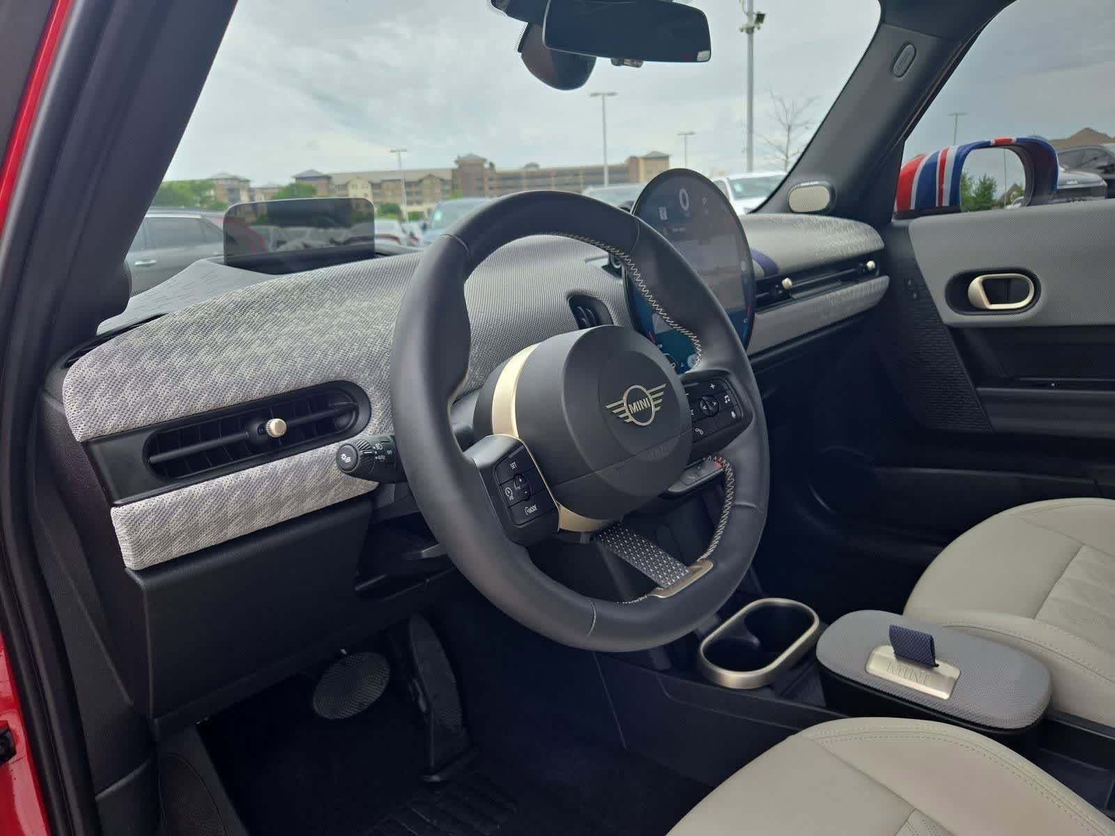 Used 2025 MINI Cooper 4-Door Hardtop FWD image 2