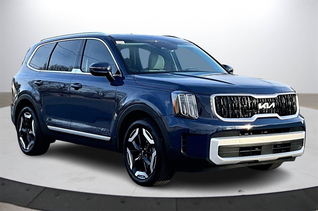 Used 2025 Kia Telluride EX w/ EX Captain's Chair Package image 2