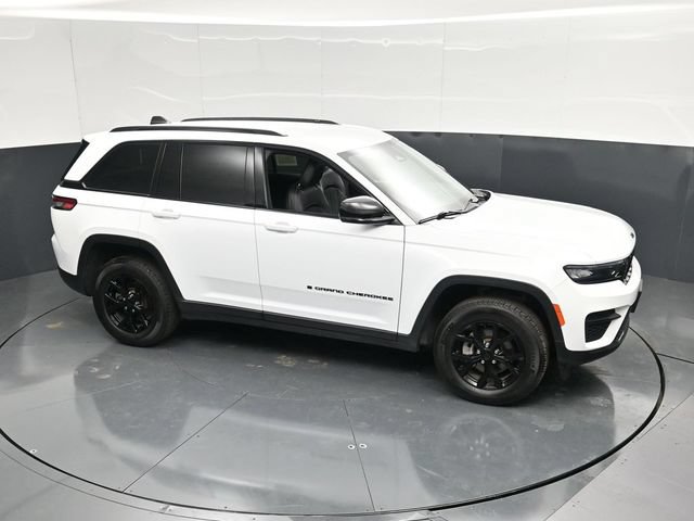 Used 2025 Jeep Grand Cherokee Altitude AWD/4WD image 45