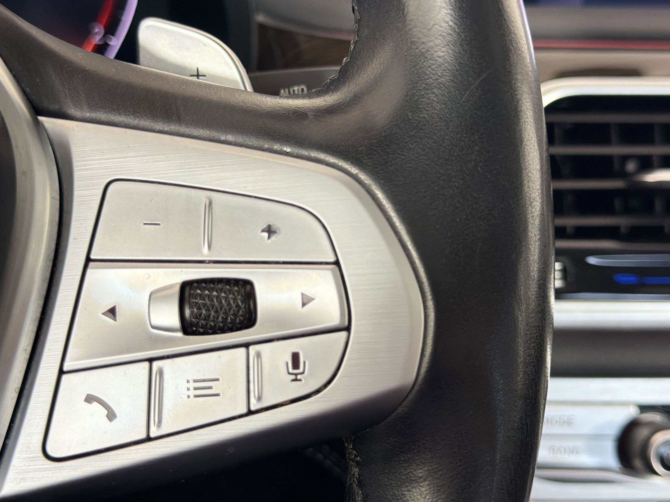 Used 2020 BMW 740i w/ Premium Package image 25