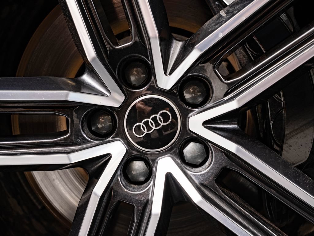 Certified 2025 Audi A8 L 3.0T w/ Executive Package AWD/4WD image 8