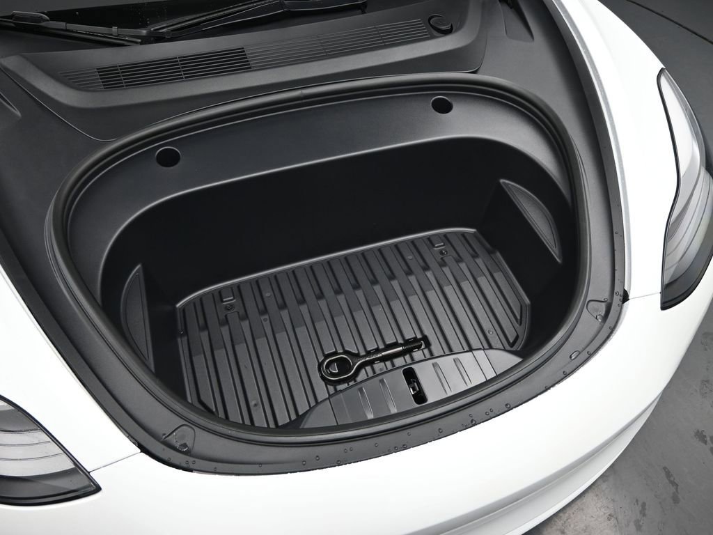 Used 2023 Tesla Model 3 Standard Range image 9