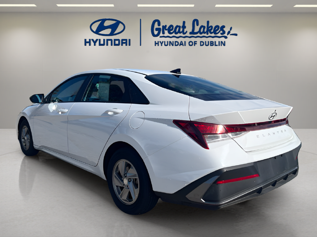 Used 2024 Hyundai Elantra SE FWD image 3
