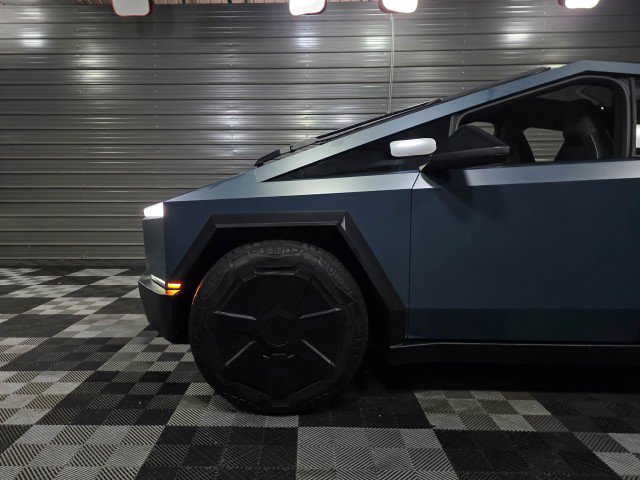 Used 2024 Tesla Cybertruck AWD Crew Cab image 39