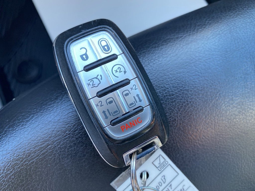 Used 2017 Chrysler Pacifica Touring-L image 32