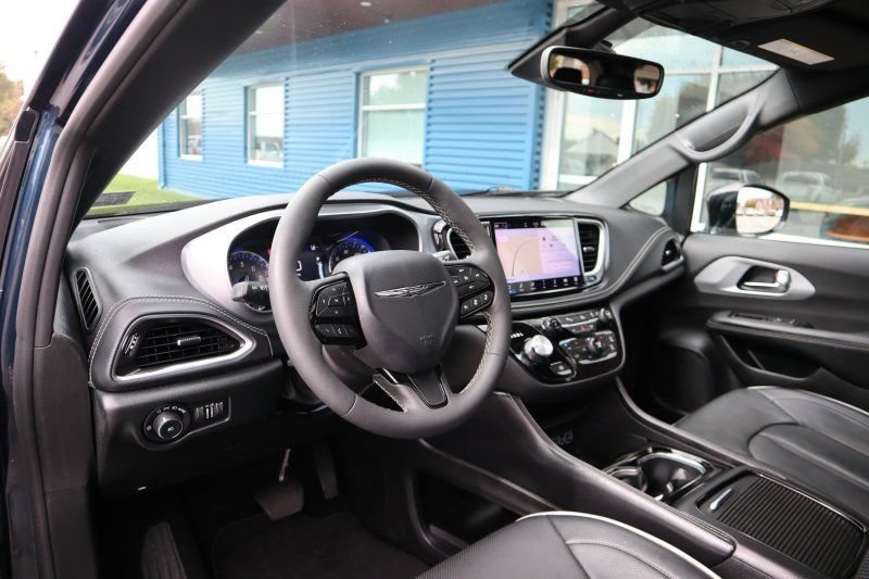 Used 2025 Chrysler Pacifica Limited FWD image 10