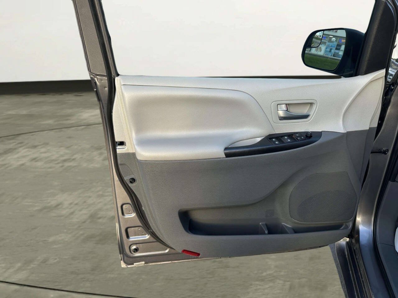 Used 2020 Toyota Sienna LE FWD image 11