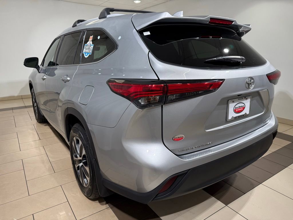 Used 2022 Toyota Highlander XLE image 3