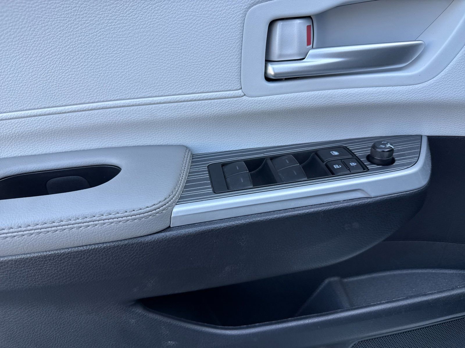 Used 2025 Toyota Sienna XLE w/ XLE Plus Package image 10