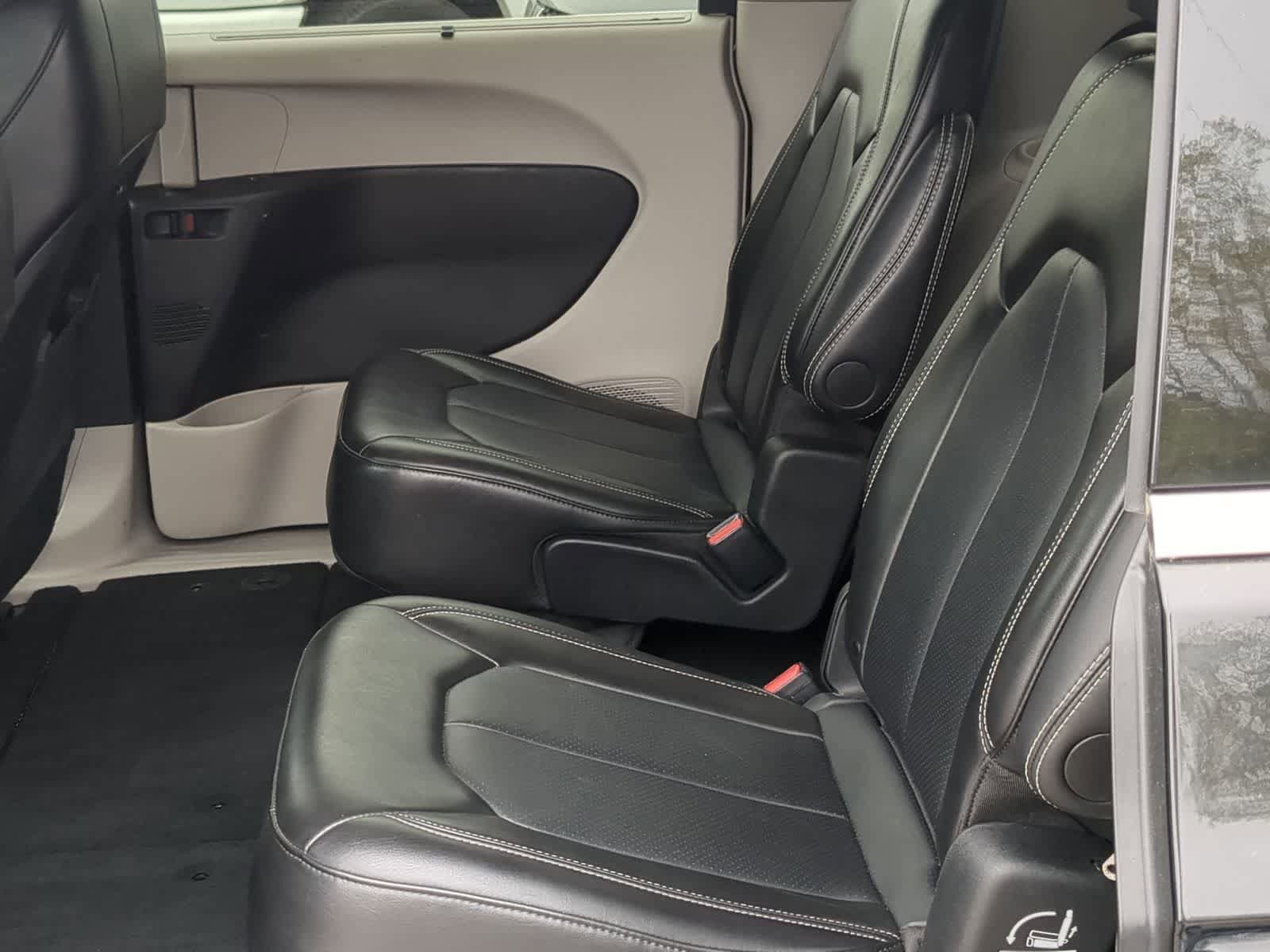 Used 2024 Chrysler Pacifica Touring-L FWD image 19