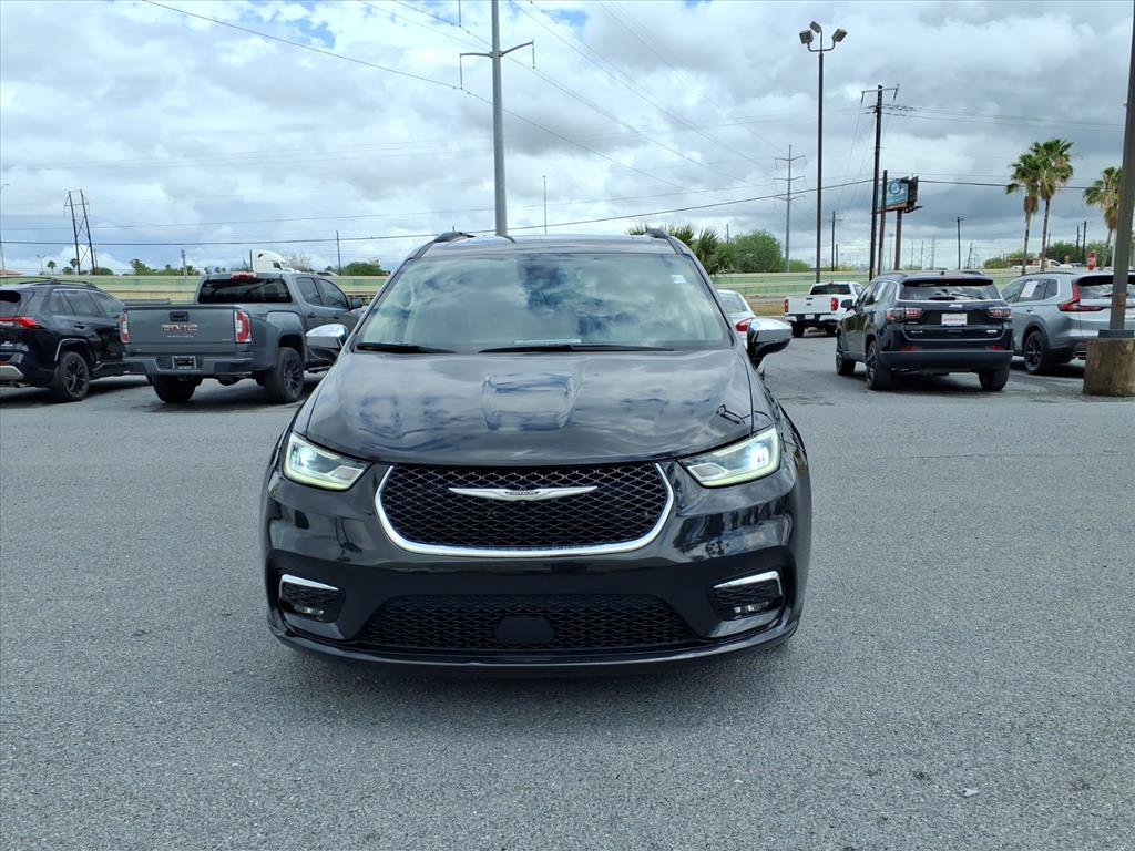 Used 2023 Chrysler Pacifica Limited image 3