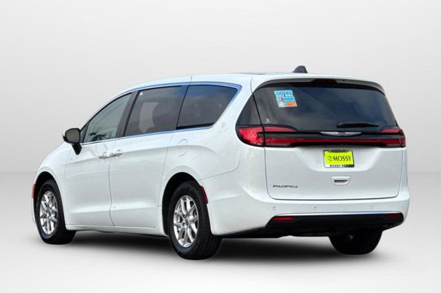 Used 2023 Chrysler Pacifica Touring-L image 8