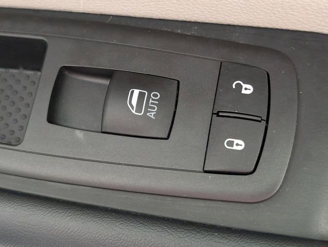 Used 2019 Chrysler Pacifica Touring-L image 33