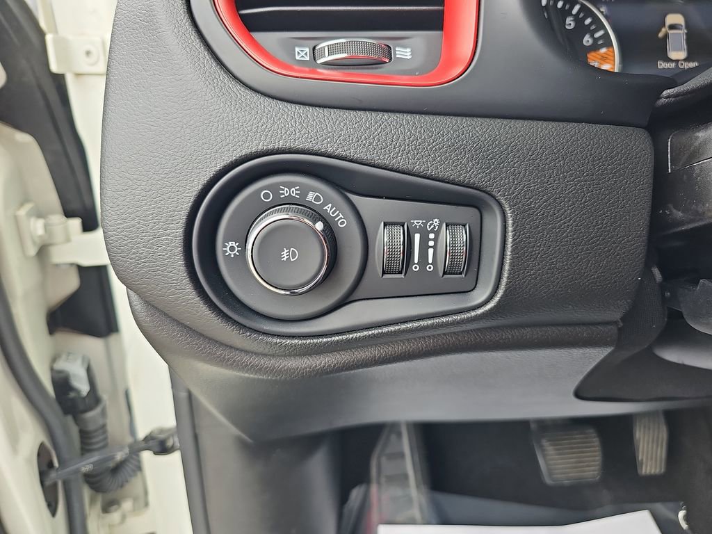 Used 2023 Jeep Renegade Latitude w/ Sun/Sound Group AWD/4WD image 30