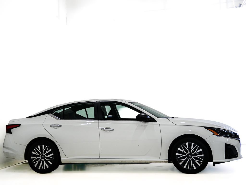 Used 2025 Nissan Altima 2.5 SV FWD image 4