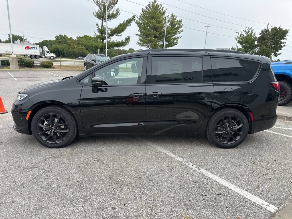 New 2026 Chrysler Pacifica Limited w/ S Appearance Package FWD image 19