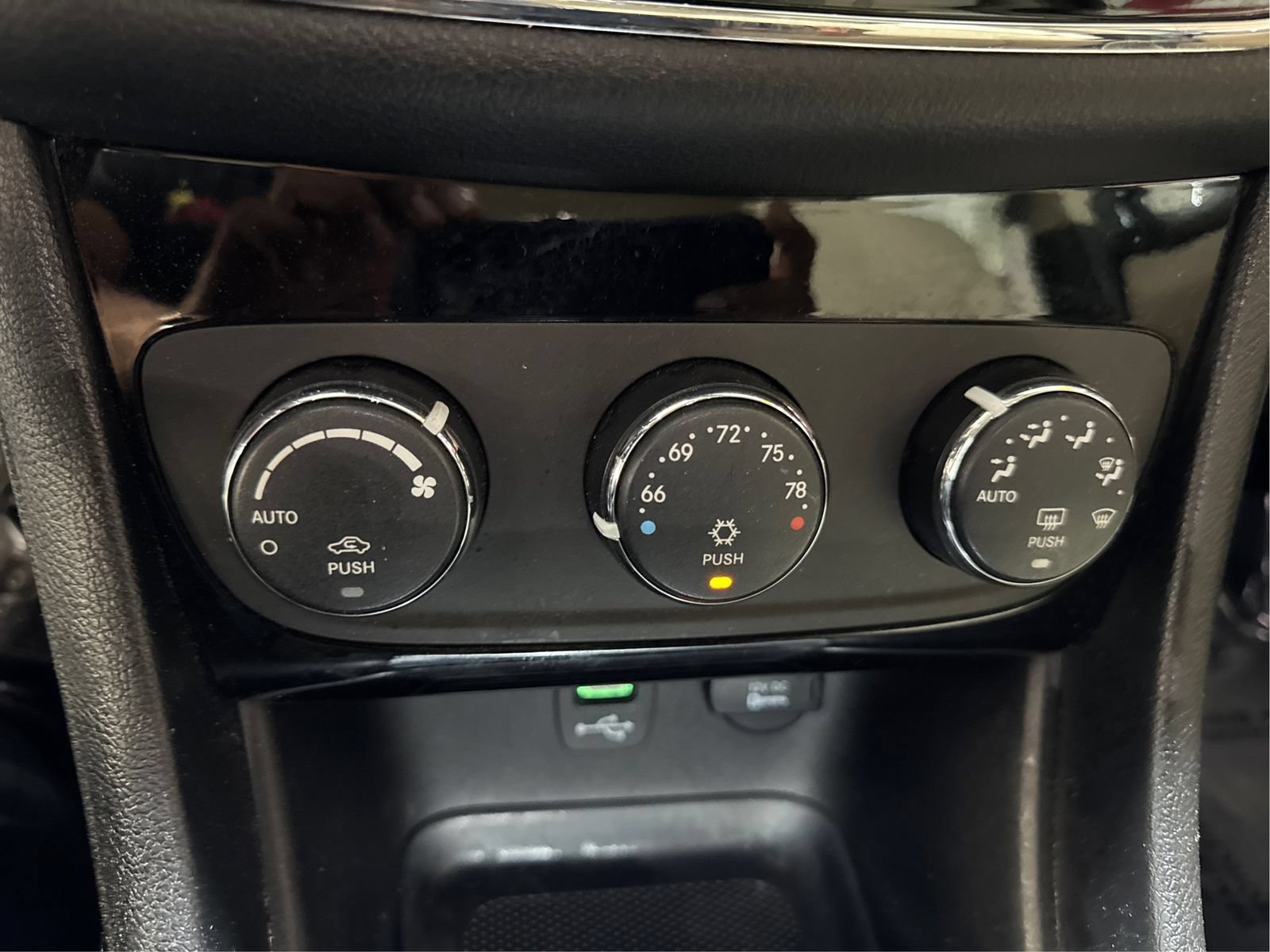 Used 2014 Chrysler 200 Touring FWD image 29