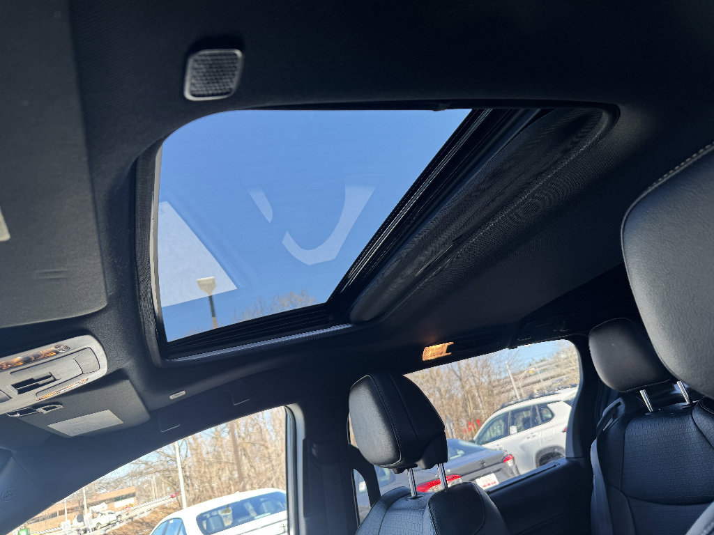 Used 2025 Toyota Sienna XLE Woodland Edition image 27