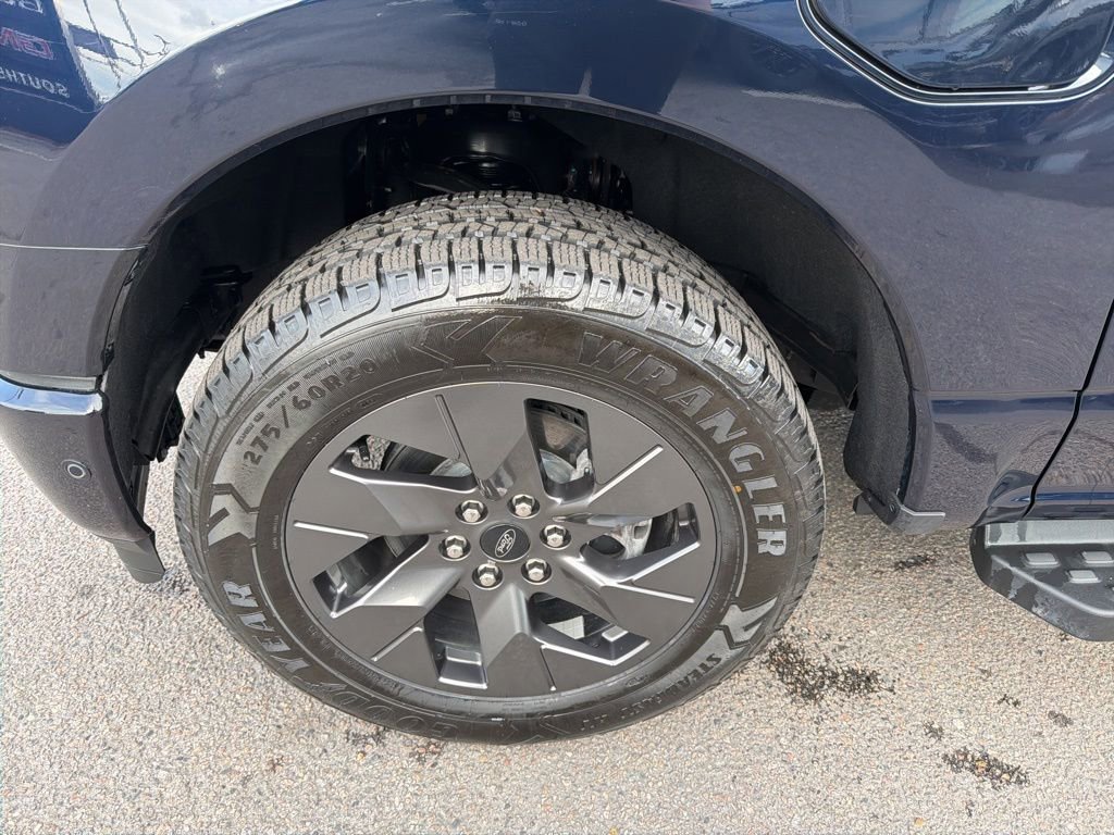 Used 2022 Ford F150 Lightning Lariat image 10