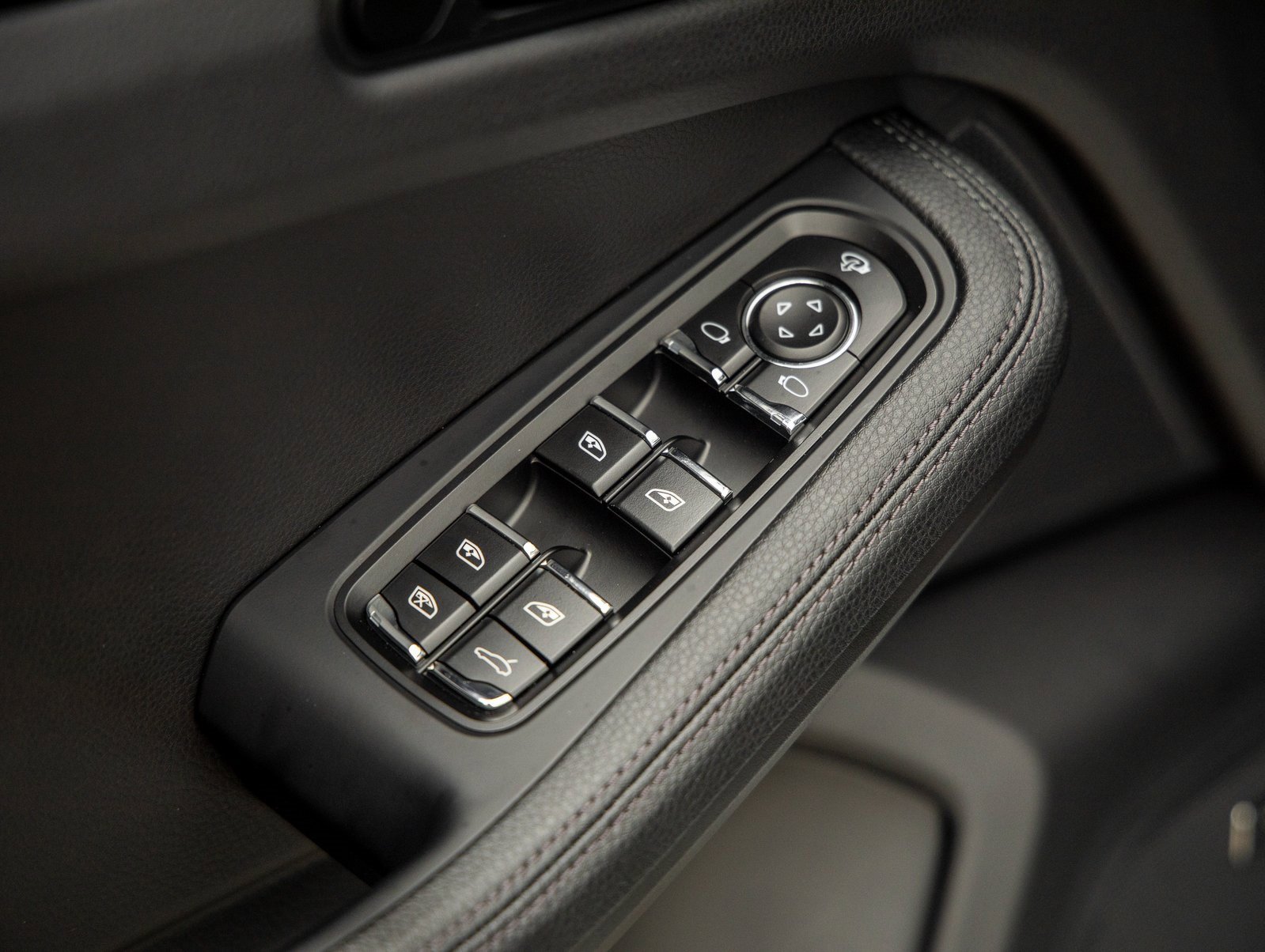 Used 2025 Porsche Macan image 21