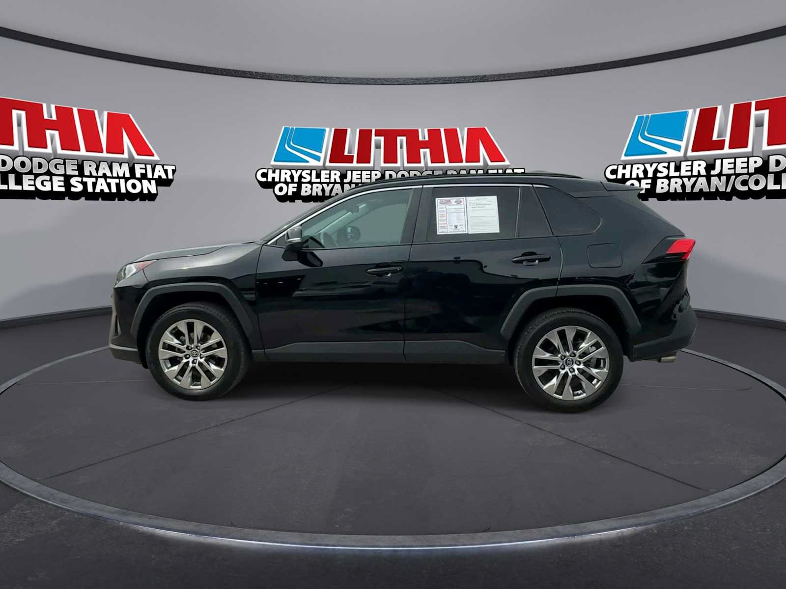 Used 2020 Toyota RAV4 XLE Premium FWD image 5