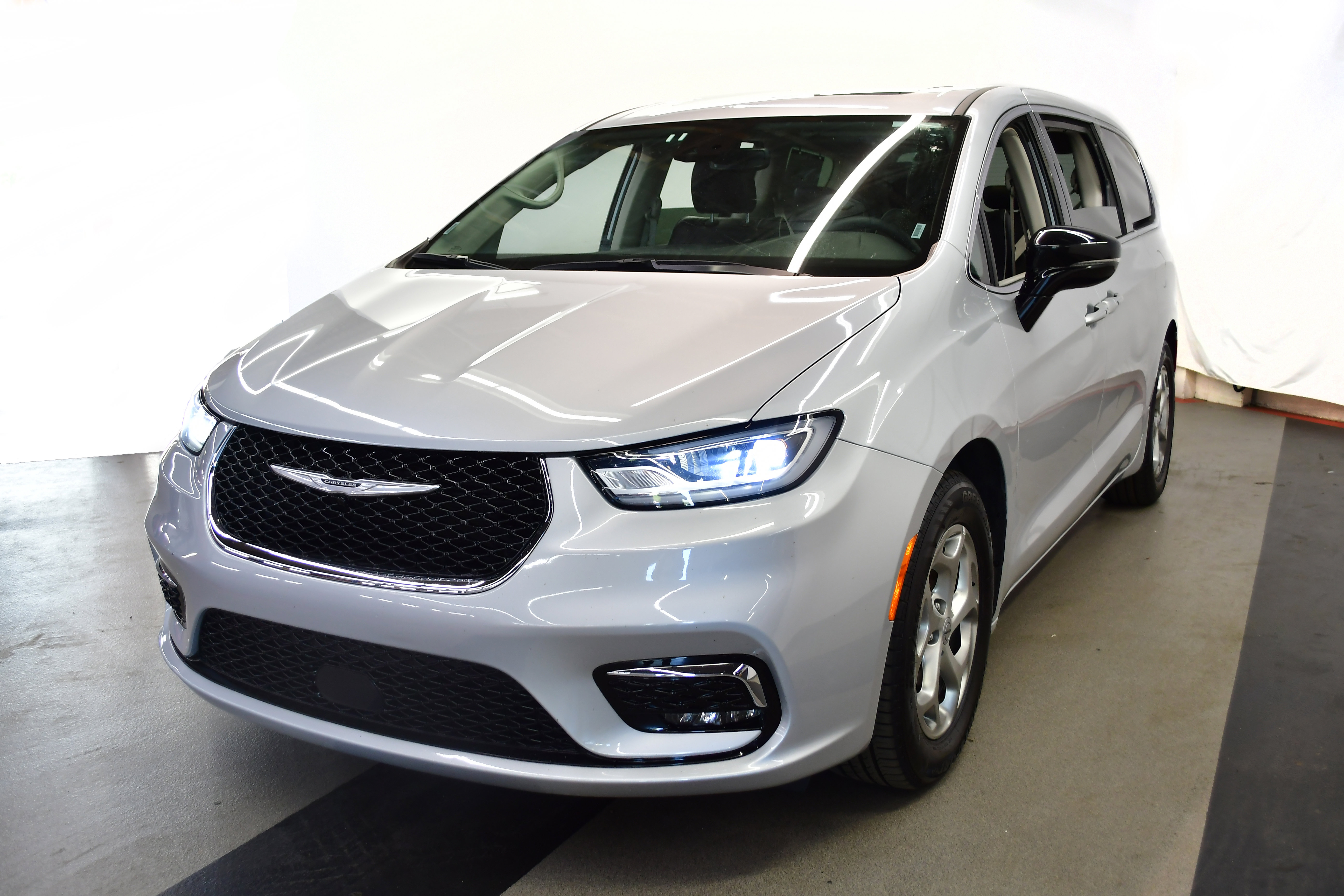 Used 2024 Chrysler Pacifica Limited FWD image 4