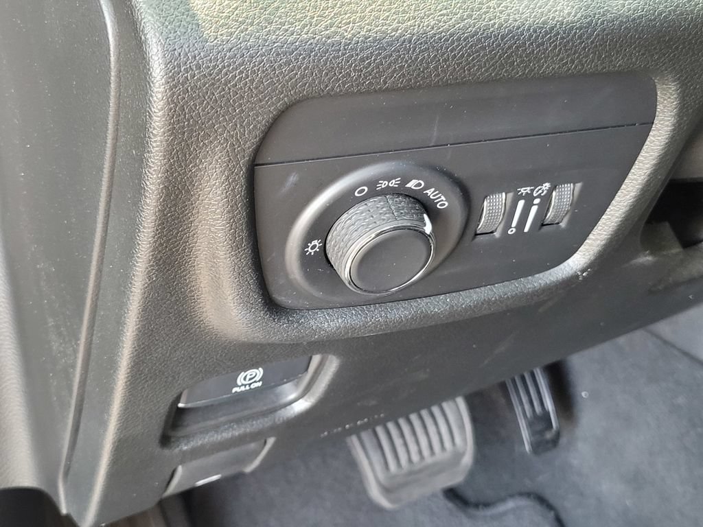 Used 2023 Jeep Grand Cherokee Laredo w/ Luxury Tech Group I AWD/4WD image 17