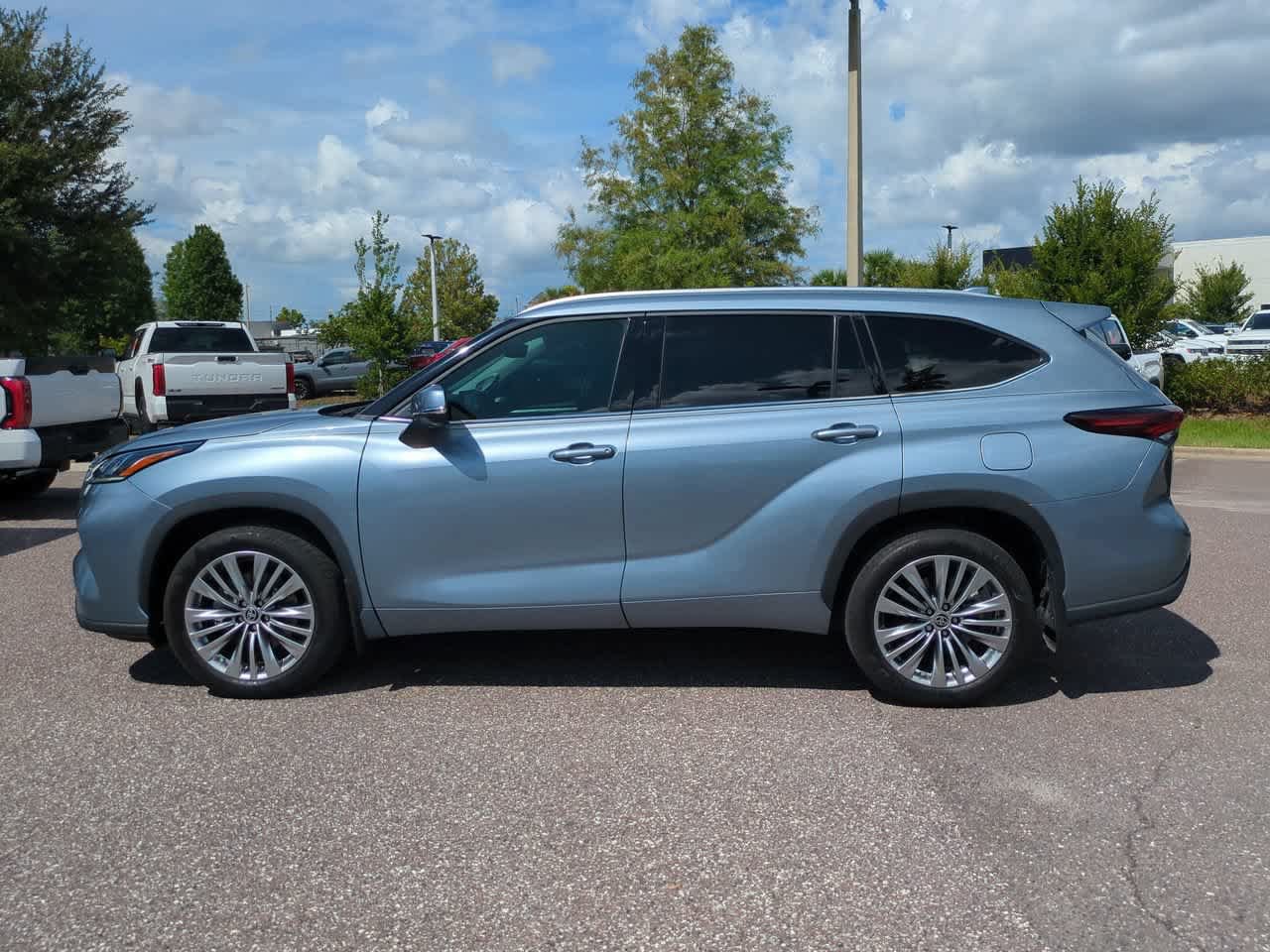 Certified 2024 Toyota Highlander Platinum AWD/4WD image 3