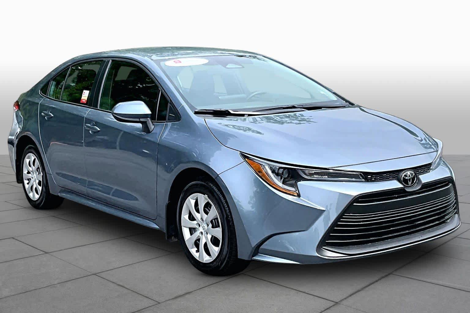 Used 2025 Toyota Corolla LE FWD image 3
