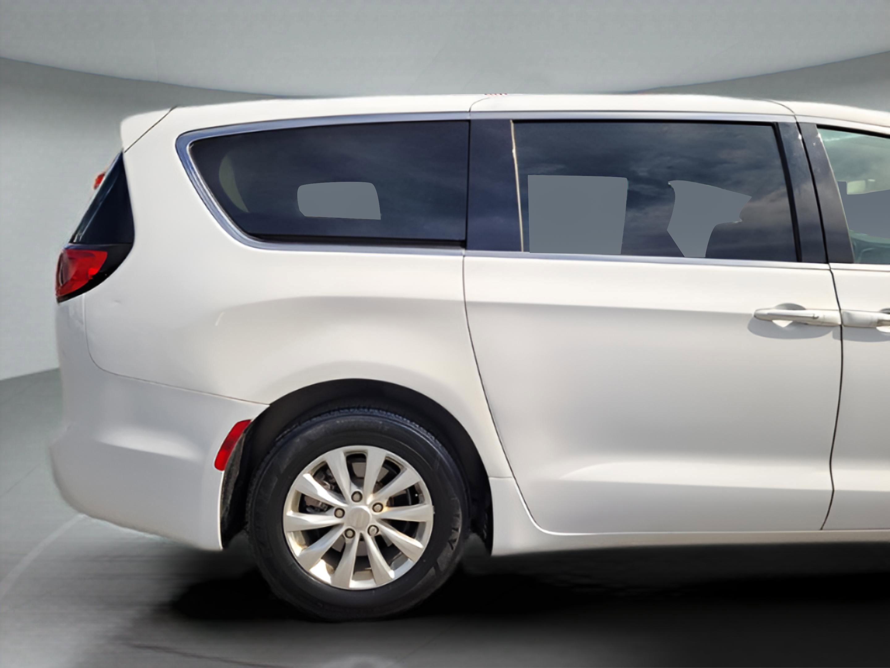 Used 2019 Chrysler Pacifica Touring Plus image 33