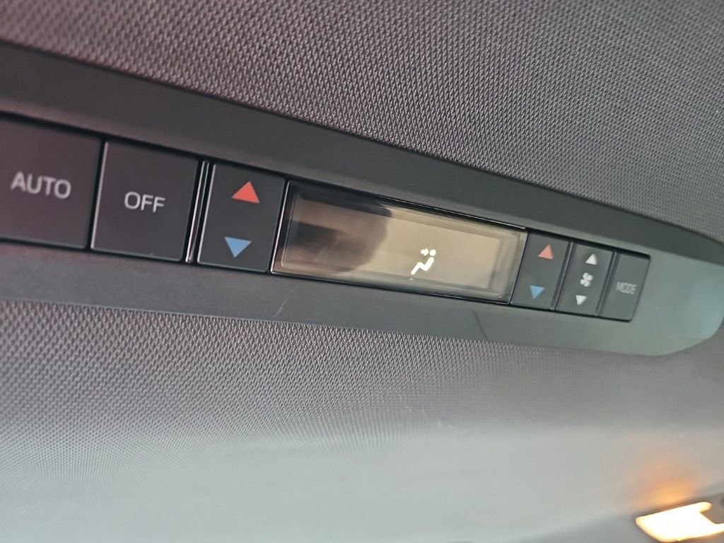 Used 2023 Toyota Sienna XLE FWD image 31