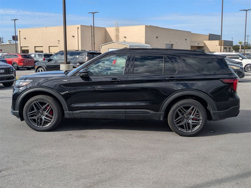 Used 2025 Ford Explorer ST-Line w/ ST-Line Street Pack image 9