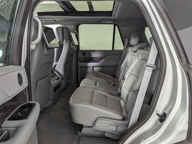 Used 2019 Lincoln Navigator Reserve image 7