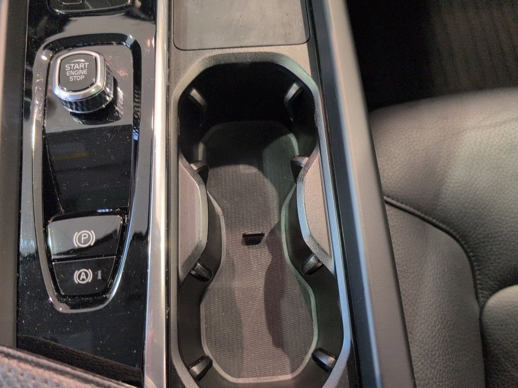 Used 2022 Volvo XC60 B5 Momentum w/ Advanced Package image 28