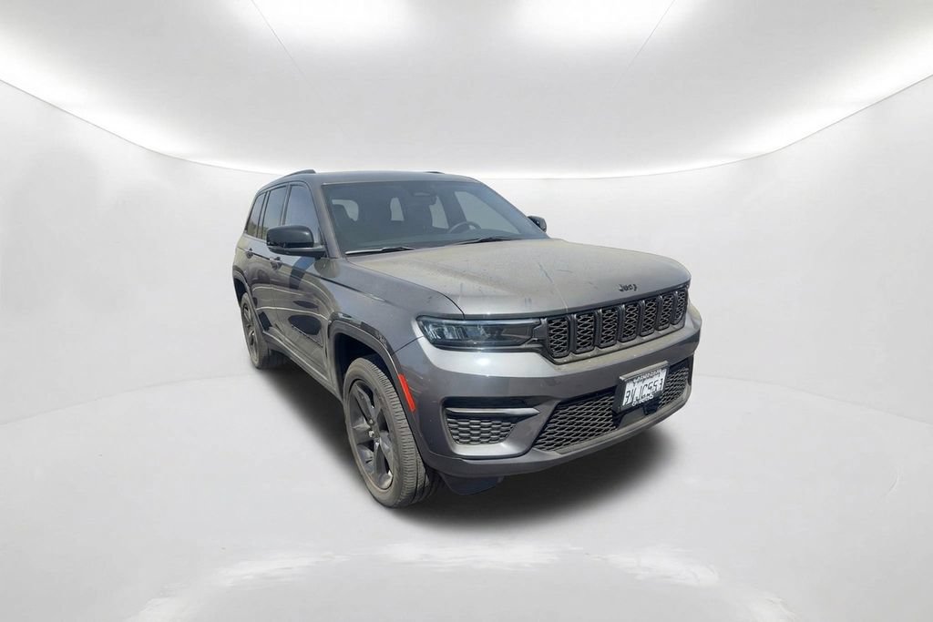 Used 2025 Jeep Grand Cherokee Altitude RWD image 3
