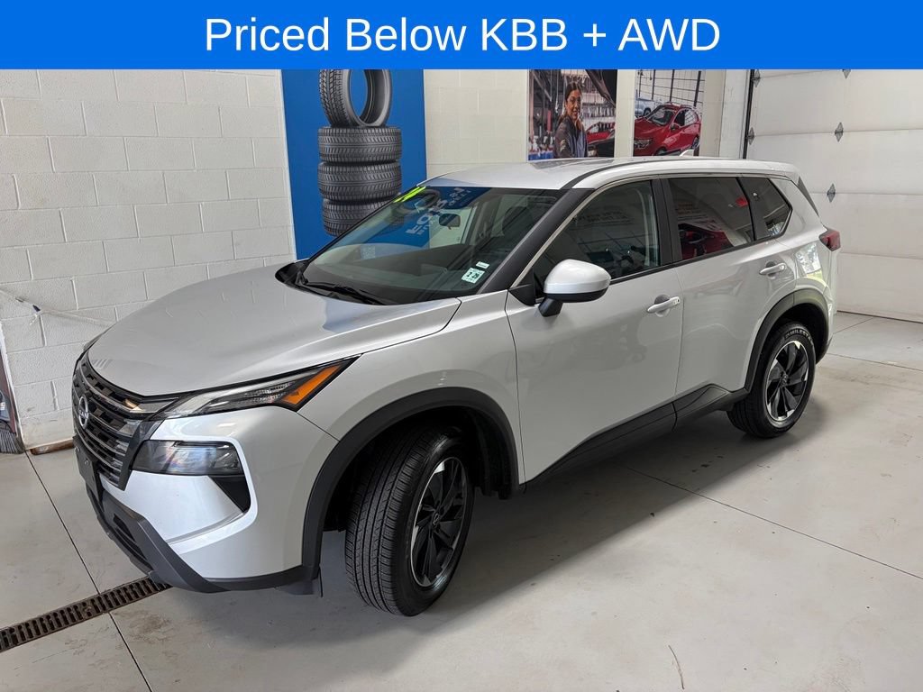 Used 2024 Nissan Rogue SV AWD/4WD image 3