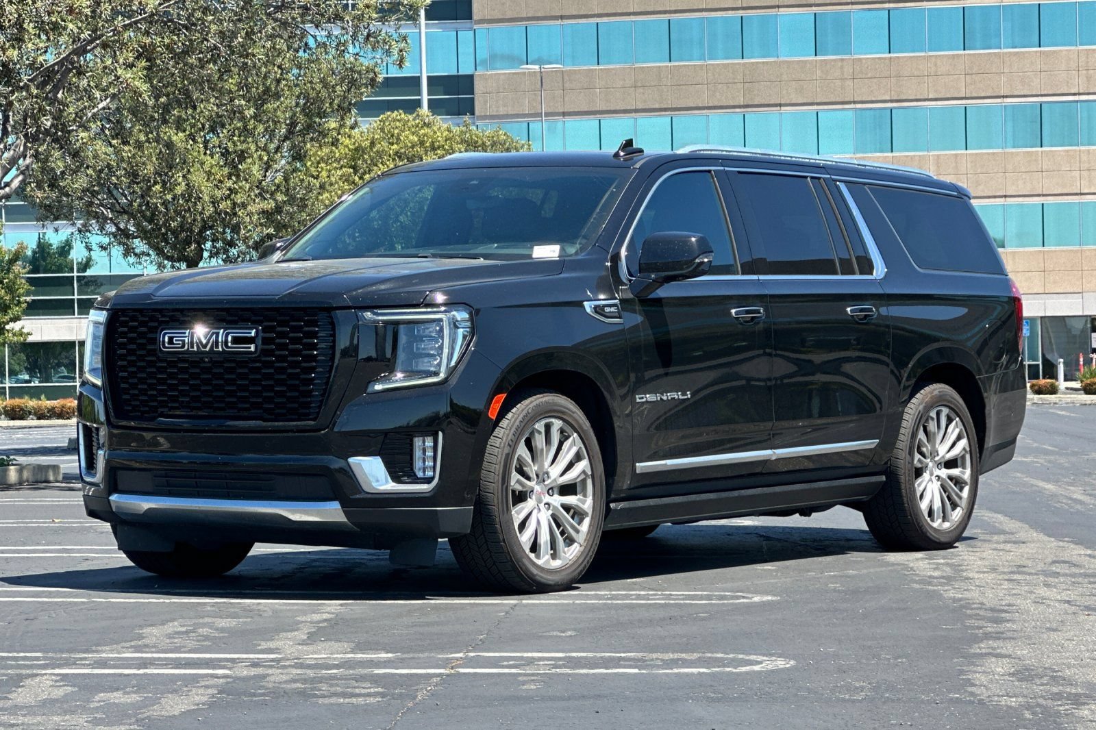 Used 2023 GMC Yukon XL Denali w/ Denali Reserve Package AWD/4WD image 8