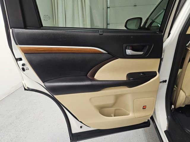 Used 2017 Toyota Highlander Limited image 29