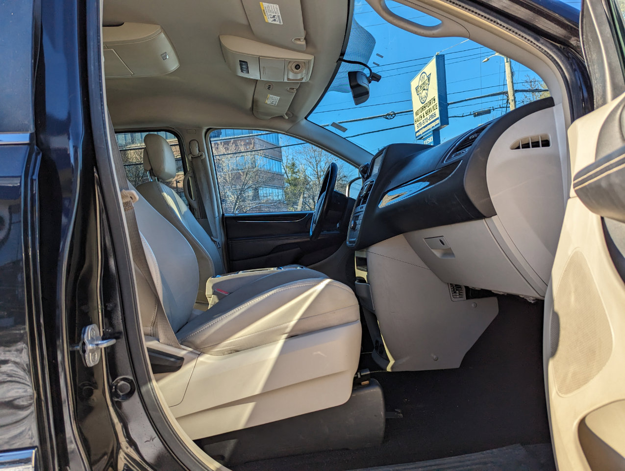 Used 2013 Chrysler Town & Country Touring image 22