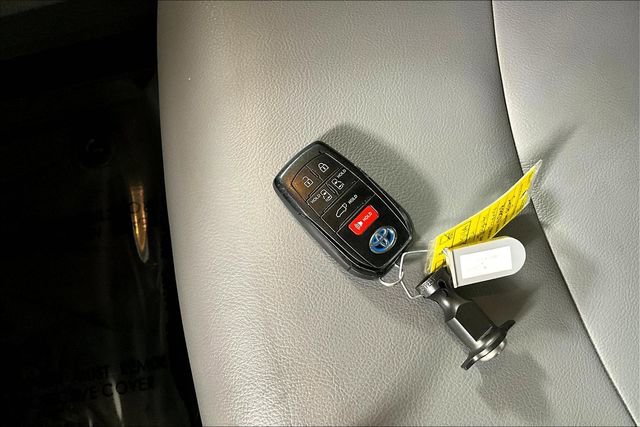 Used 2021 Toyota Sienna XLE image 10