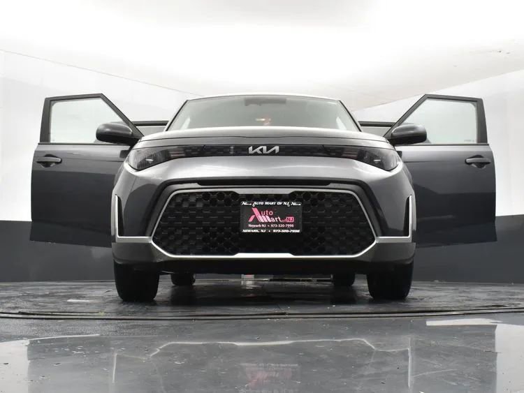 Used 2023 Kia Soul LX w/ LX Technology Package image 11