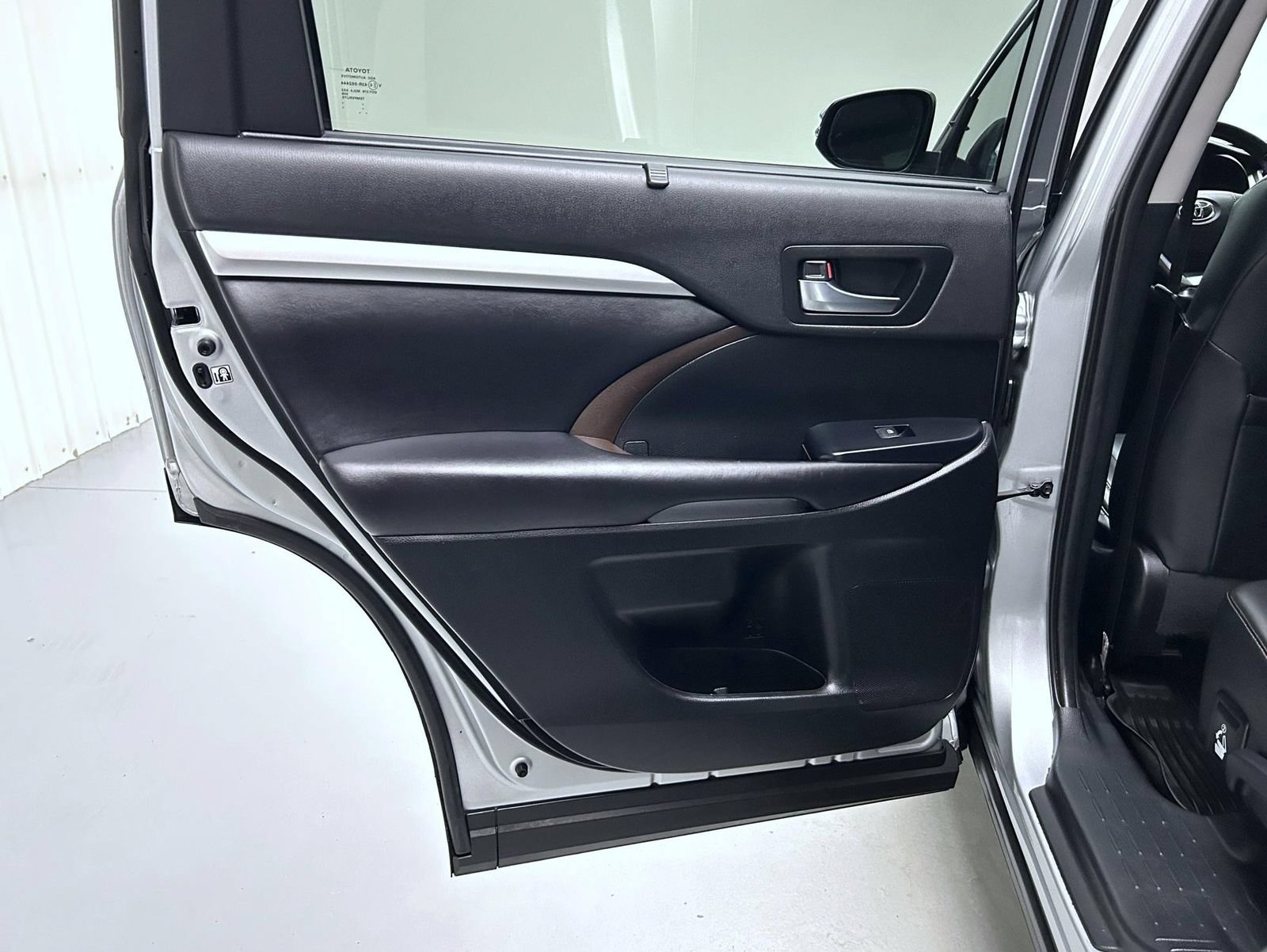 Used 2019 Toyota Highlander XLE AWD/4WD image 21