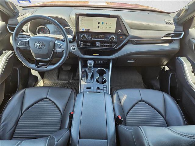 Used 2024 Toyota Highlander XSE FWD image 16