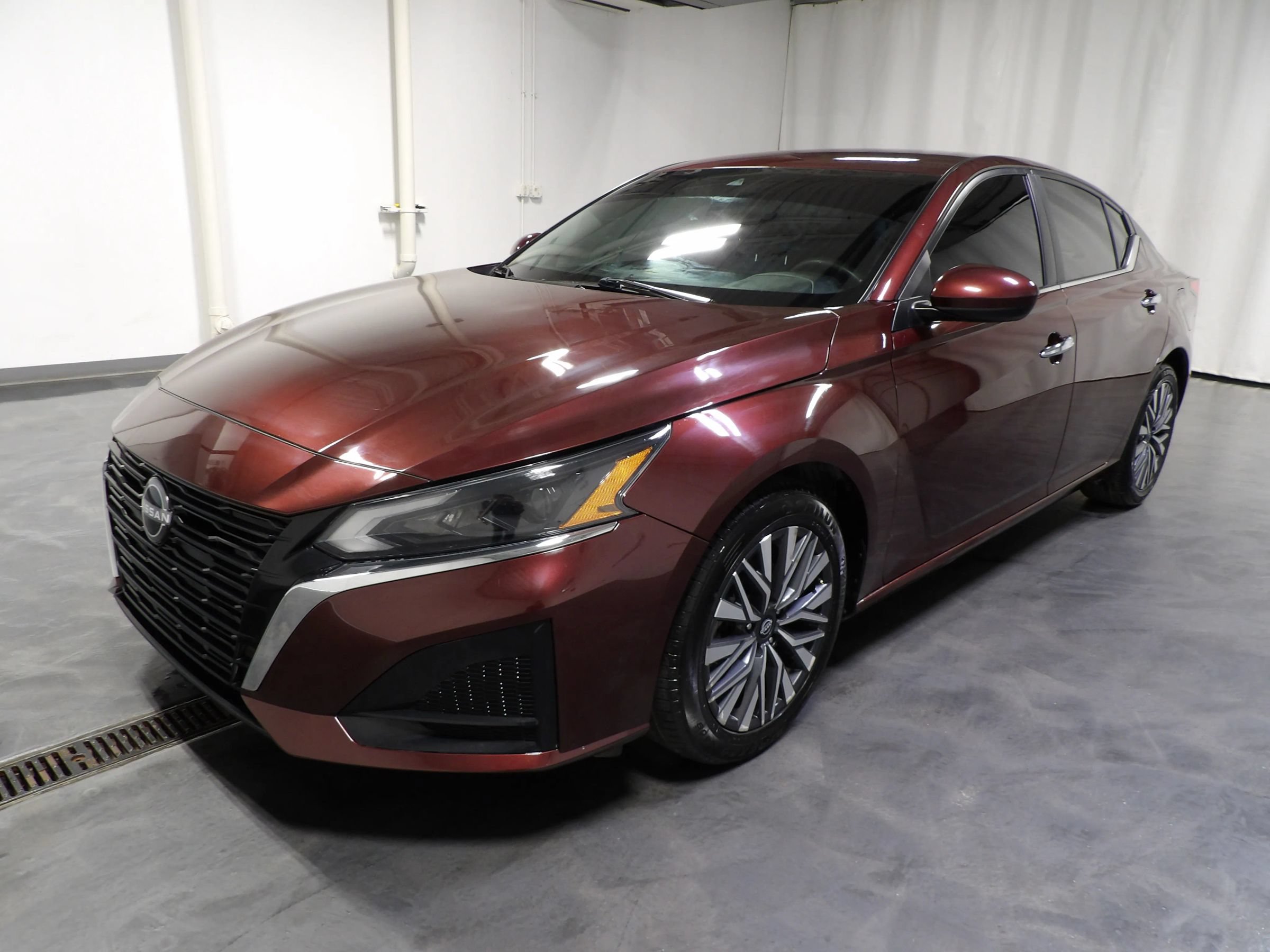 Used 2023 Nissan Altima 2.5 SV FWD image 3