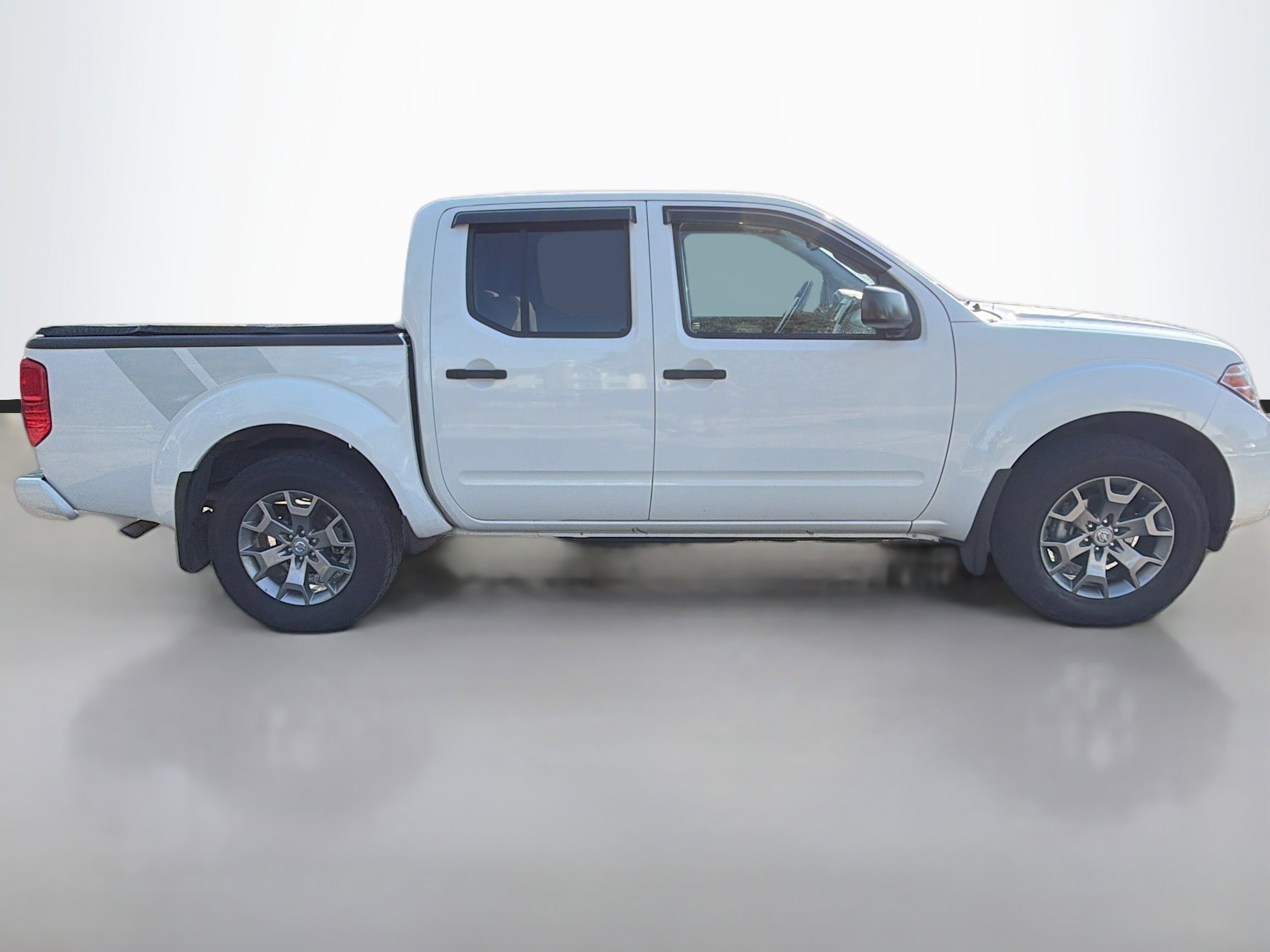 Used 2020 Nissan Frontier SV image 2