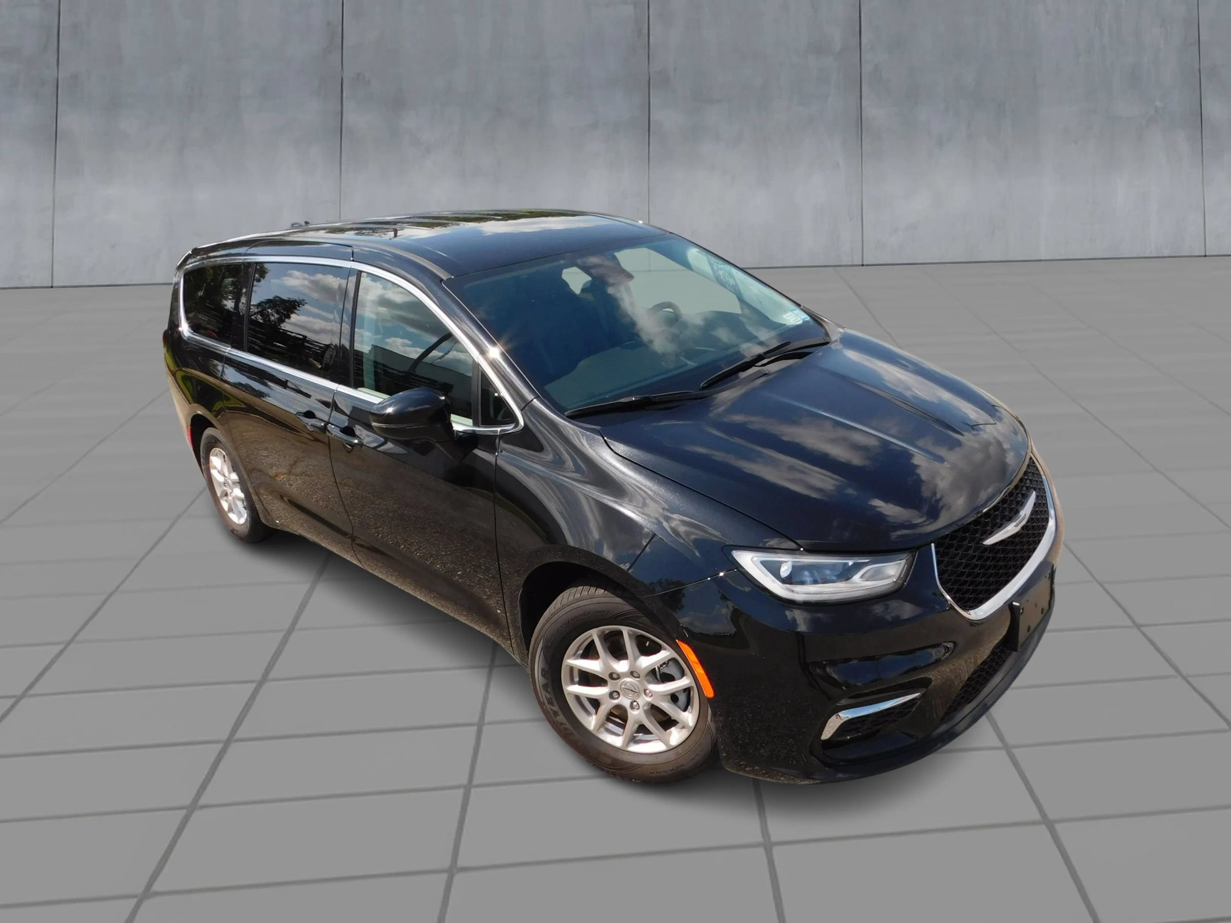 Used 2024 Chrysler Pacifica Touring-L FWD image 2