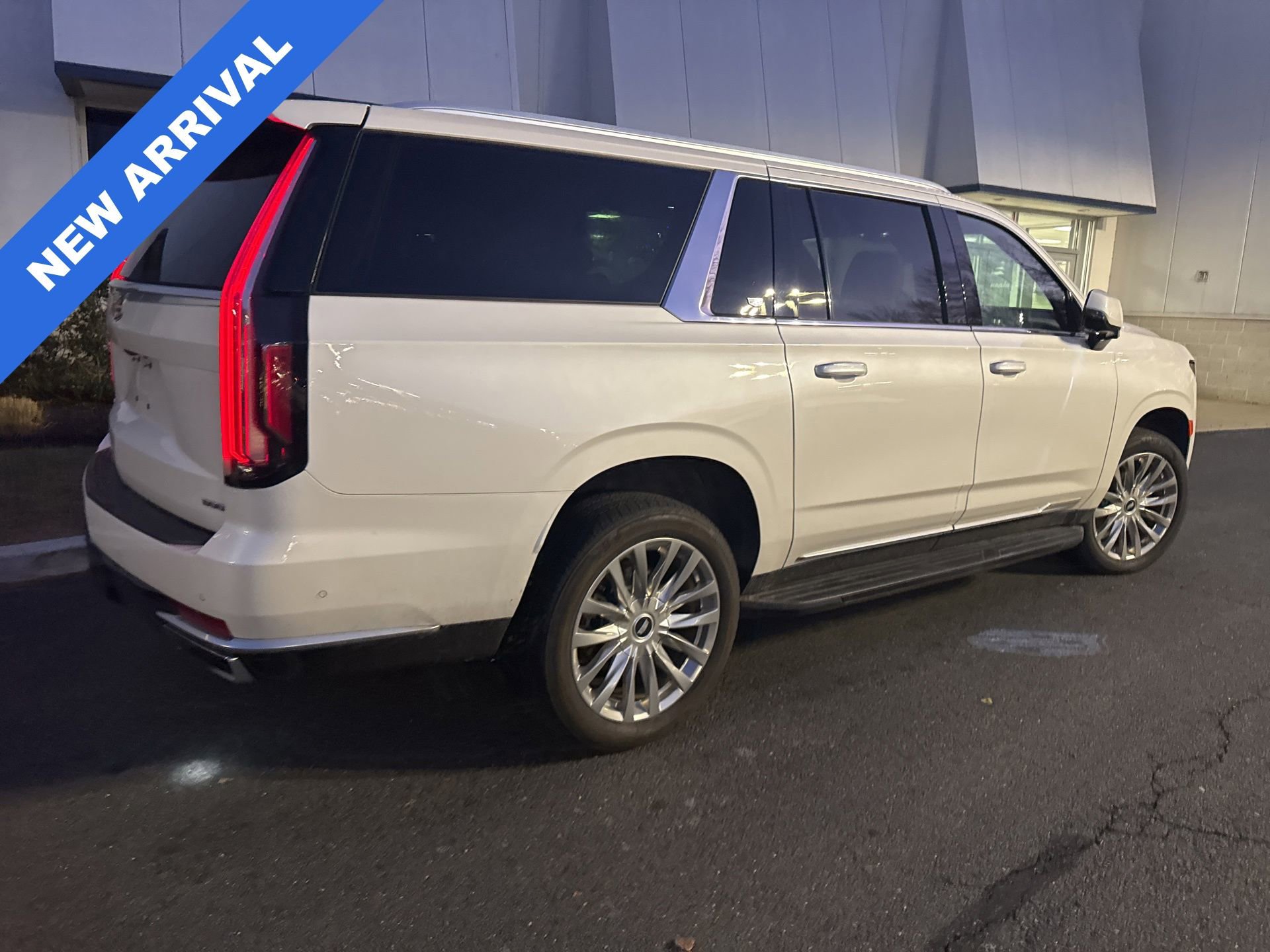 Used 2022 Cadillac Escalade ESV Premium Luxury image 2